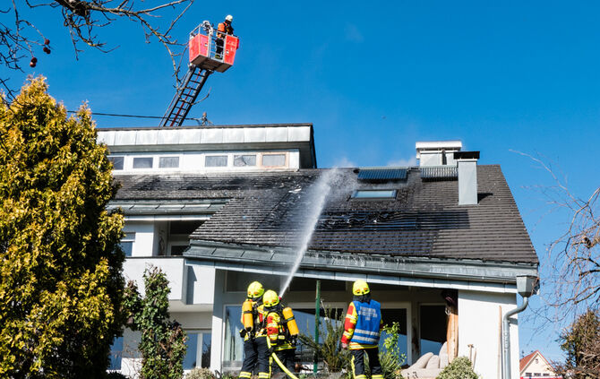 Solaranlagen auf Wohnhaus in Brand geraten - Bild 10_25