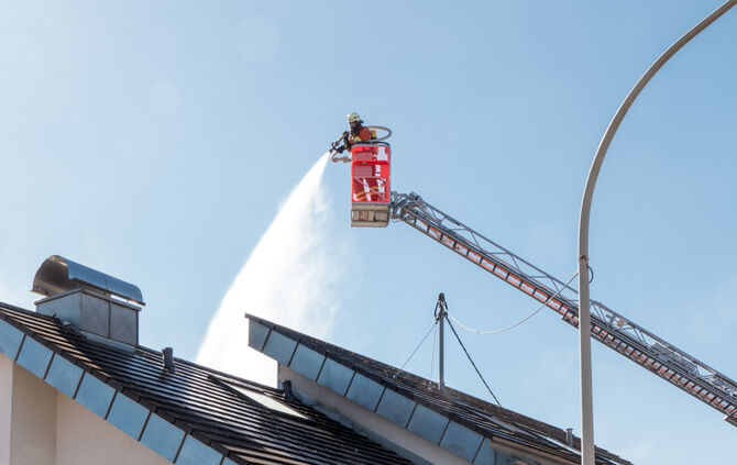 Solaranlagen auf Wohnhaus in Brand geraten - Bild 05_30