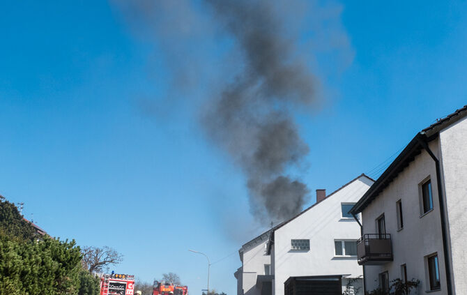 Solaranlagen auf Wohnhaus in Brand geraten - Bild 01_34