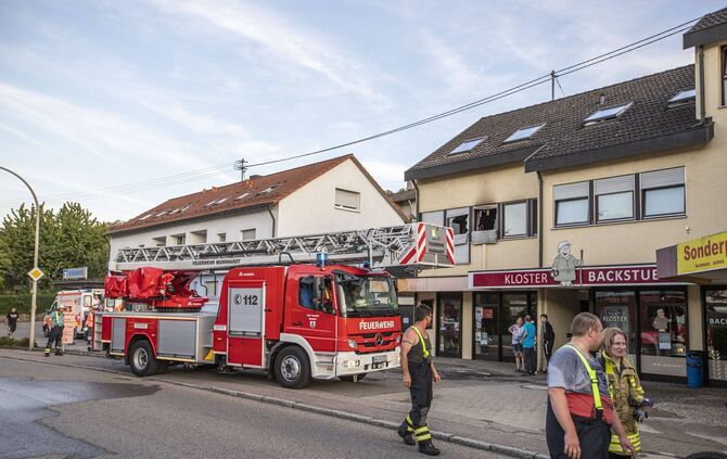Kurioser Brandeinsatz: Bewohner bewirft Passanten und EinsatzkrÃ¤fte_0