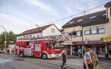Kurioser Brandeinsatz: Bewohner bewirft Passanten und EinsatzkrÃ¤fte_0