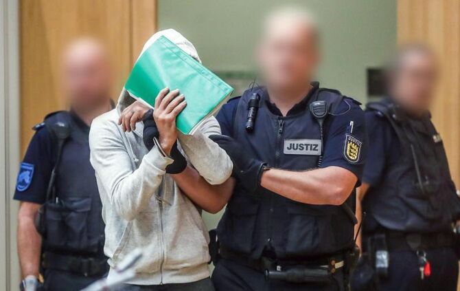 Mutmaßliches IS-Mitglied wird in Saal geführt