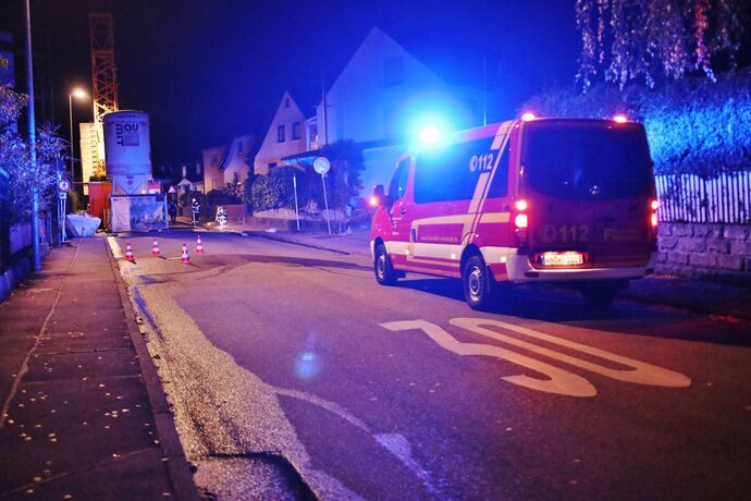 Weinstadt: Baukran auf Baustelle steht in Flammen, wenige Meter weiter brennt ein Transporter vollständig aus - War es Brandstif