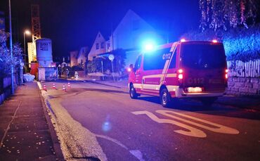Weinstadt: Baukran auf Baustelle steht in Flammen, wenige Meter weiter brennt ein Transporter vollständig aus - War es Brandstif