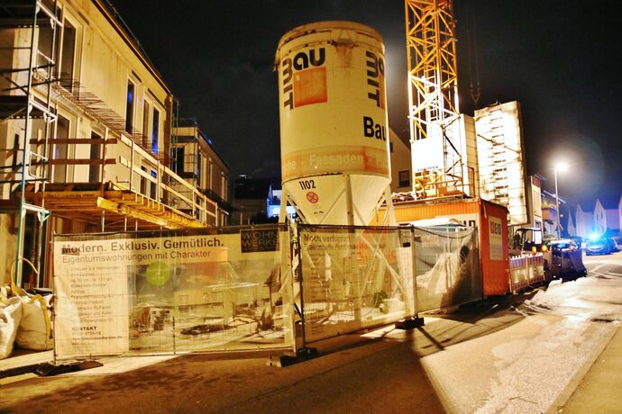 Weinstadt: Baukran auf Baustelle steht in Flammen, wenige Meter weiter brennt ein Transporter vollständig aus - War es Brandstif