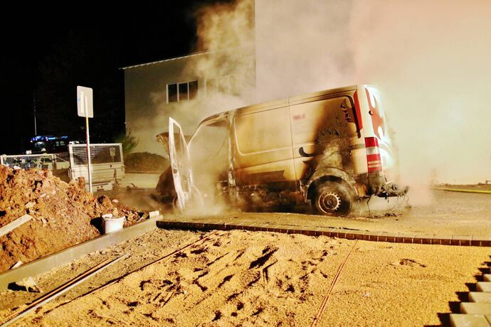 Weinstadt: Baukran auf Baustelle steht in Flammen, wenige Meter weiter brennt ein Transporter vollständig aus - War es Brandstif