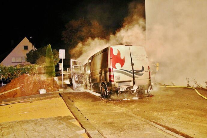 Weinstadt: Baukran auf Baustelle steht in Flammen, wenige Meter weiter brennt ein Transporter vollständig aus - War es Brandstif