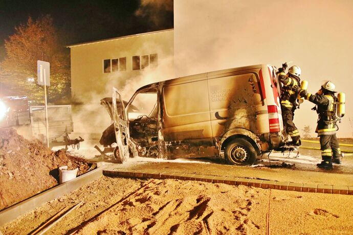 Weinstadt: Baukran auf Baustelle steht in Flammen, wenige Meter weiter brennt ein Transporter vollständig aus - War es Brandstif