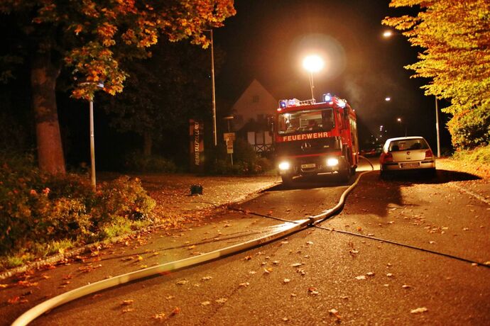 Weinstadt: Baukran auf Baustelle steht in Flammen, wenige Meter weiter brennt ein Transporter vollständig aus - War es Brandstif