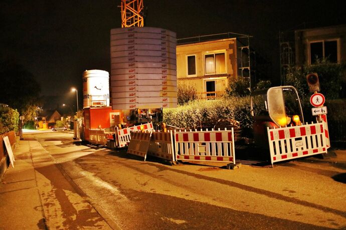 Weinstadt: Baukran auf Baustelle steht in Flammen, wenige Meter weiter brennt ein Transporter vollständig aus - War es Brandstif
