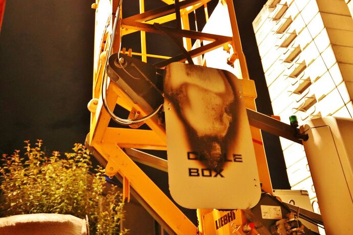 Weinstadt: Baukran auf Baustelle steht in Flammen, wenige Meter weiter brennt ein Transporter vollständig aus - War es Brandstif