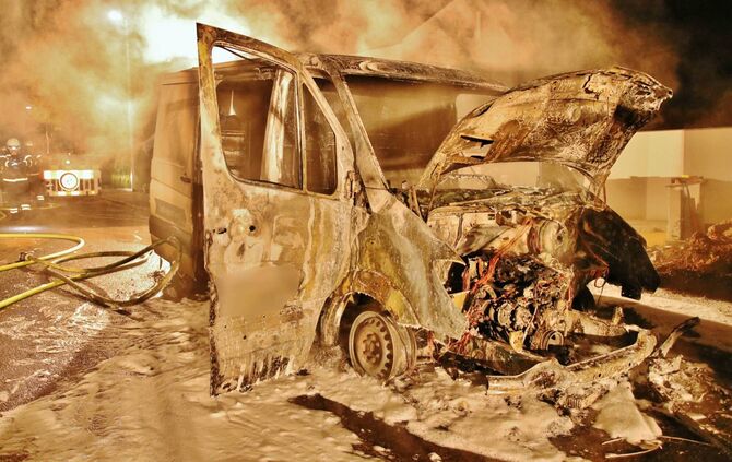Weinstadt: Baukran auf Baustelle steht in Flammen, wenige Meter weiter brennt ein Transporter vollständig aus - War es Brandstif