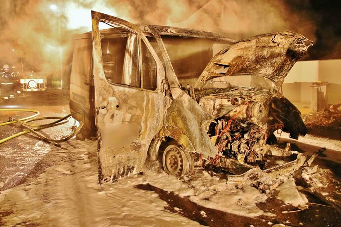 Weinstadt: Baukran auf Baustelle steht in Flammen, wenige Meter weiter brennt ein Transporter vollständig aus - War es Brandstif