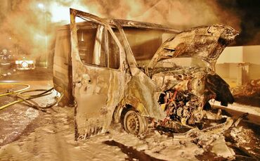 Weinstadt: Baukran auf Baustelle steht in Flammen, wenige Meter weiter brennt ein Transporter vollständig aus - War es Brandstif
