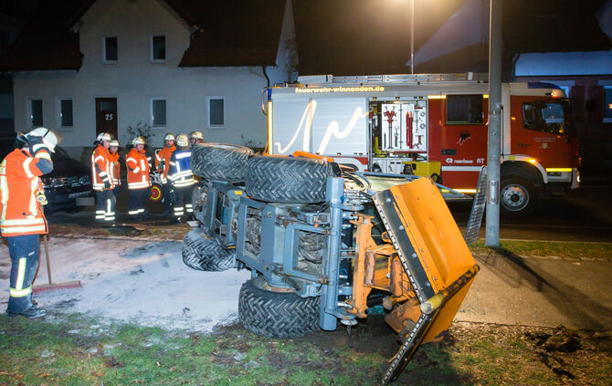 Streufahrzeug kippt um - Bild 01_1