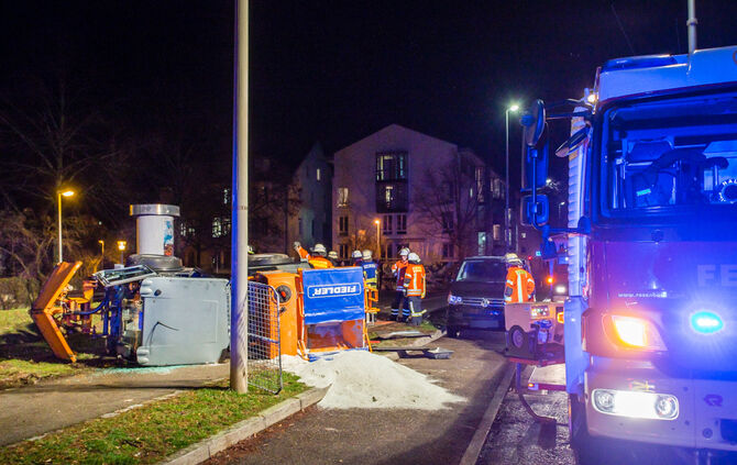 Streufahrzeug kippt um - Bild 02_5