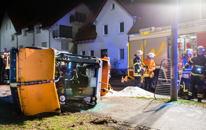 Streufahrzeug kippt um - Bild 11_7