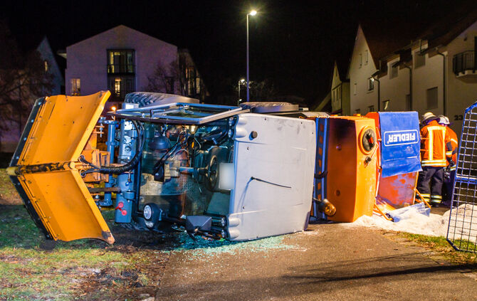 Streufahrzeug kippt um - Bild 09_8