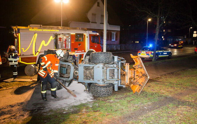 Streufahrzeug kippt um - Bild 07_9