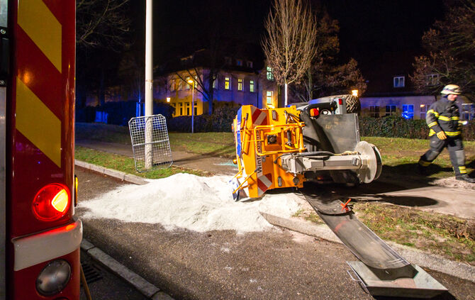 Streufahrzeug kippt um - Bild 10_10