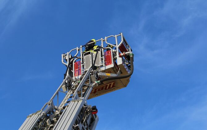 Drehleiter Feuerwehr Rettung Feuerwehrleiter