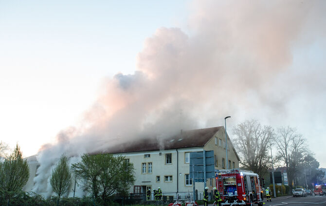 Fünf Verletzte bei Großbrand in der Göppinger Straße - Bild 01_1