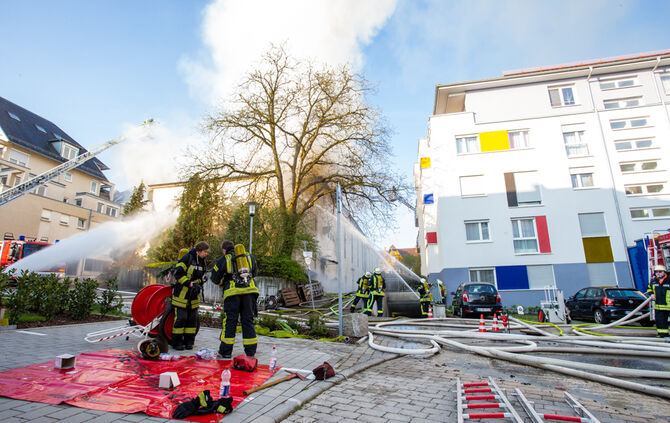 Fünf Verletzte bei Großbrand in der Göppinger Straße - Bild 55_4