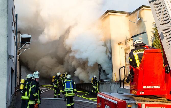Fünf Verletzte bei Großbrand in der Göppinger Straße - Bild 34_25