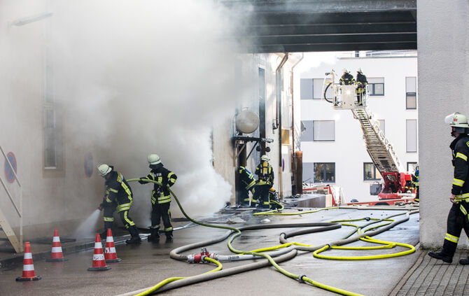 Fünf Verletzte bei Großbrand in der Göppinger Straße - Bild 29_30