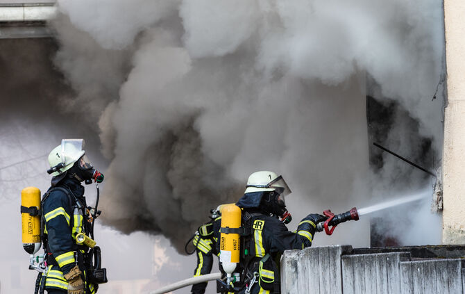 Fünf Verletzte bei Großbrand in der Göppinger Straße - Bild 18_40