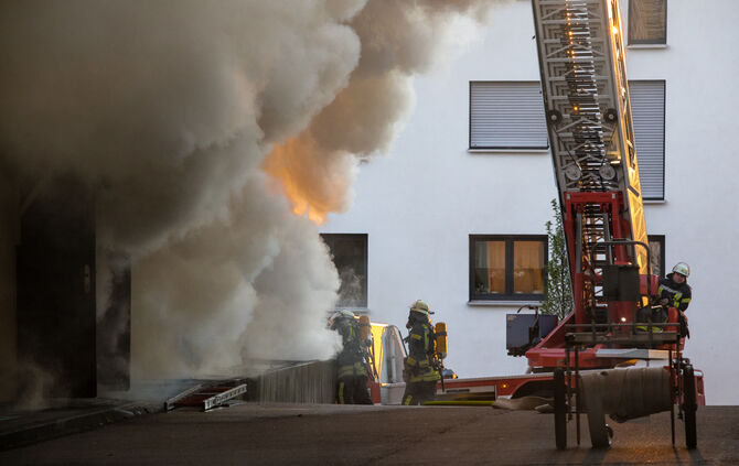 Fünf Verletzte bei Großbrand in der Göppinger Straße - Bild 13_45