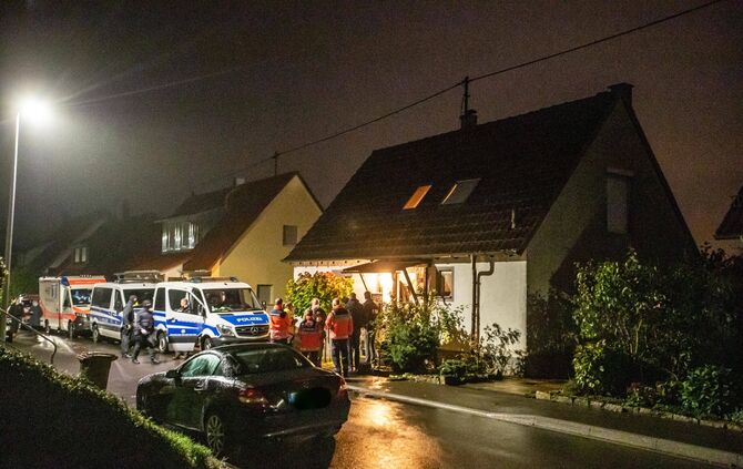 400 Beamte durchsuchen in mehreren Orten Gebäuden nach Waffen und Sprengstoff - Razzia nach SEK-Einsatz in Einfamilienhaus
