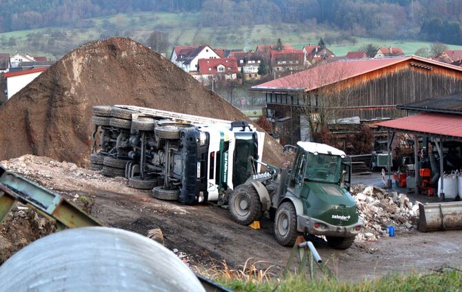 Rudersberg Lkw kippt um auf Mann_0