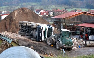 Rudersberg Lkw kippt um auf Mann_0