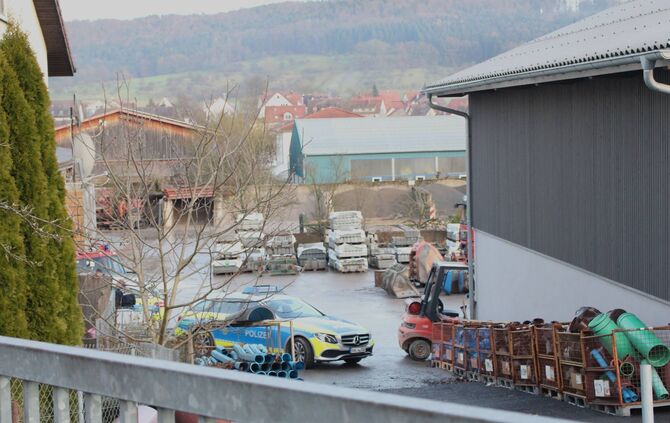 Rudersberg Lkw kippt um auf Mann_1