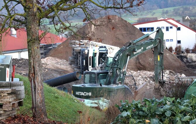 Rudersberg Lkw kippt um auf Mann_2