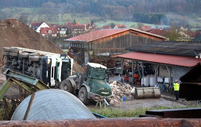 Rudersberg Lkw kippt um auf Mann_3