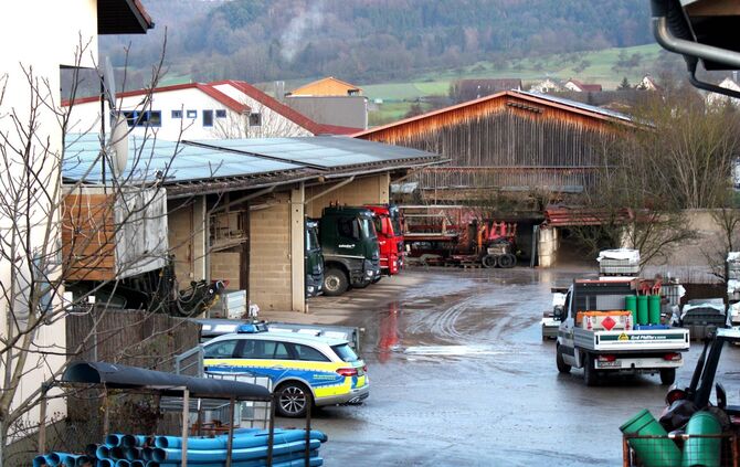 Rudersberg Lkw kippt um auf Mann_4
