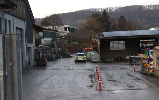 Rudersberg Lkw kippt um auf Mann_5
