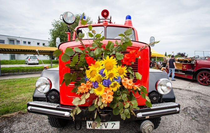 Großes Feuerwehr-Oldtimertreffen - Bild 01_1
