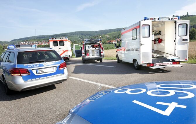 Blaulicht Polizei Krankenwagen Notarzt Rettungswagen RTW DRK Unfall Symbol Symbolbild Symbolfoto