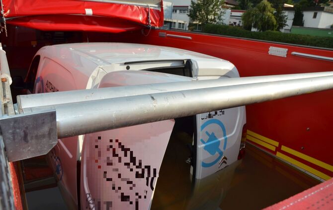 Elektroauto im kühlenden Container_0