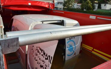 Elektroauto im kühlenden Container_0