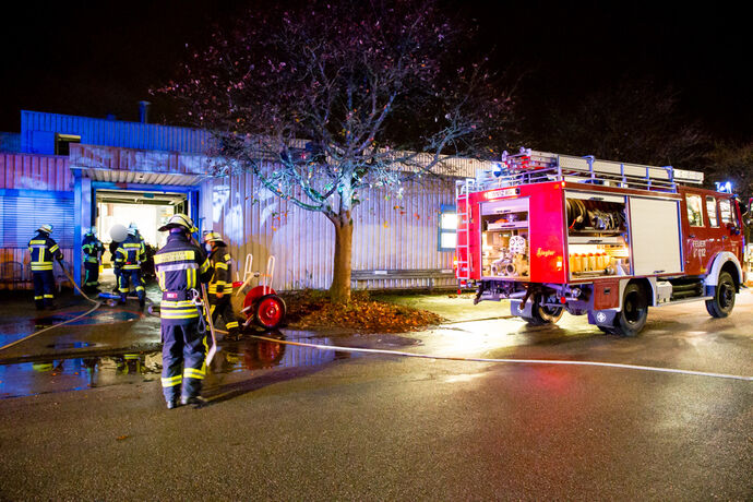 Brand in einer aluminiumverarbeitenden Firma in Winterbach, 03.11.2020.