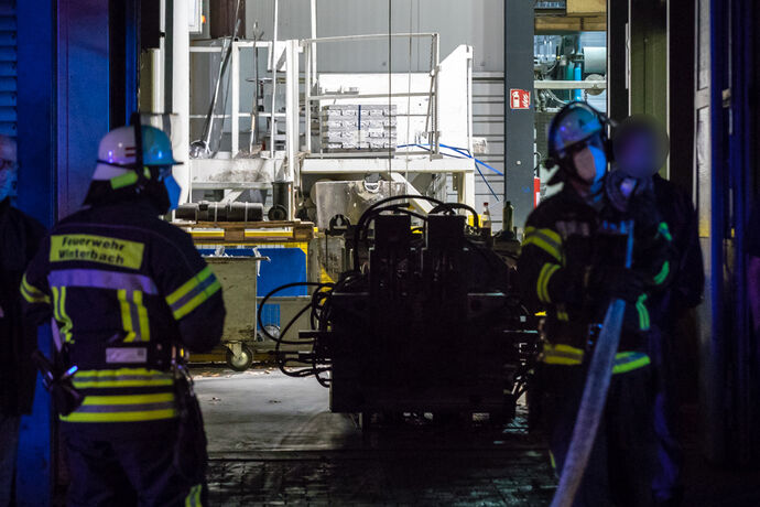Brand in einer aluminiumverarbeitenden Firma in Winterbach, 03.11.2020.