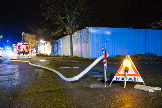 Brand in einer aluminiumverarbeitenden Firma in Winterbach, 03.11.2020.