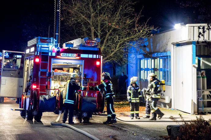 Brand in einer aluminiumverarbeitenden Firma in Winterbach, 03.11.2020.