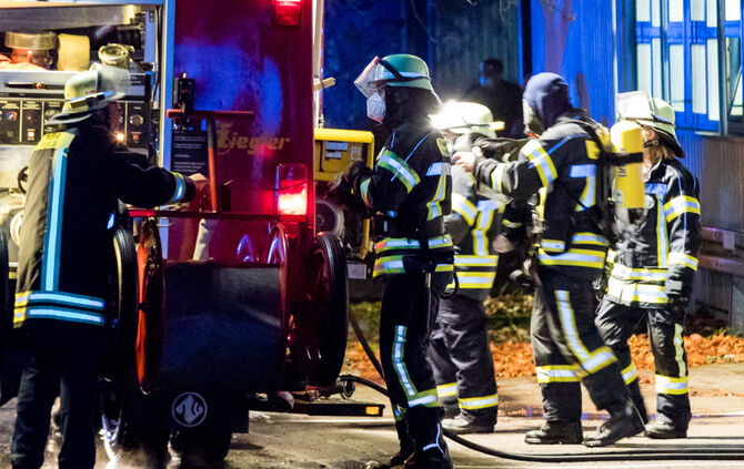 Brand in einer aluminiumverarbeitenden Firma in Winterbach, 03.11.2020.