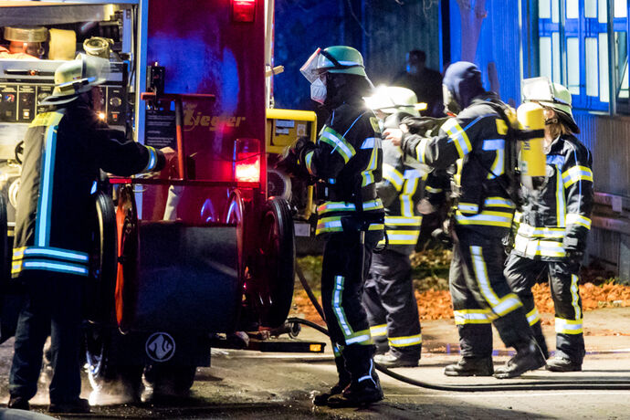 Brand in einer aluminiumverarbeitenden Firma in Winterbach, 03.11.2020.
