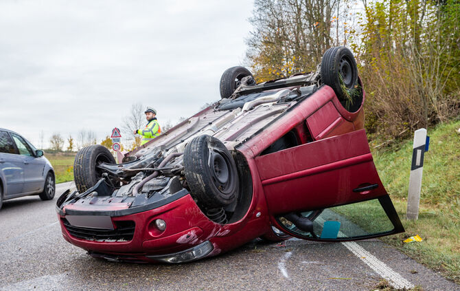 Auto überschlägt sich auf B14: Eine Person verletzt - Bild 08_0